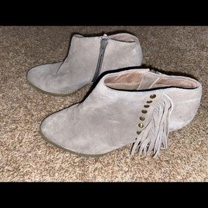 Womens Vionic Faros Greige Taupe Tan Fringed Suede Bootie Boots Size 7 Wide